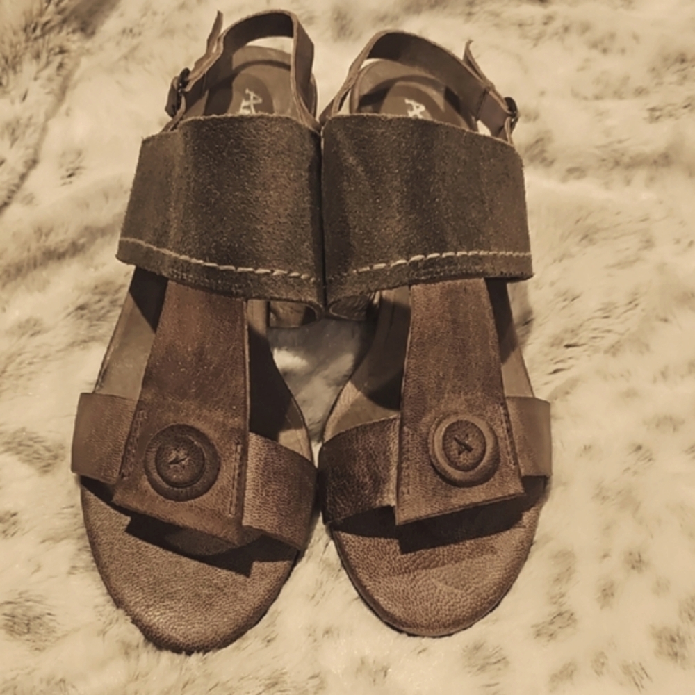 Antelope womans size 41 euro leather and suede stack heel sandals